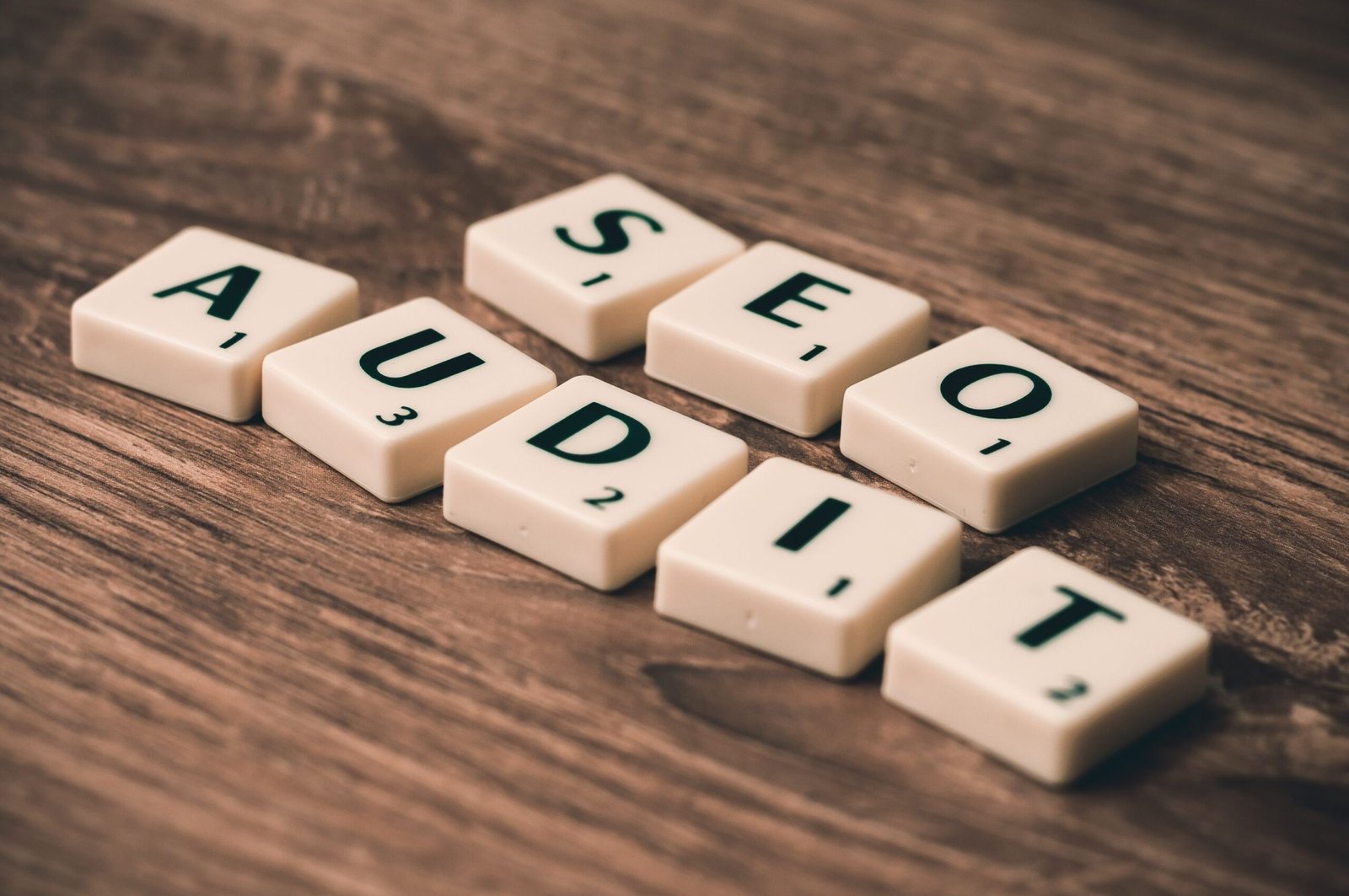 SEO betűk fakockákon a keresőoptimalizálás szimbólumaként