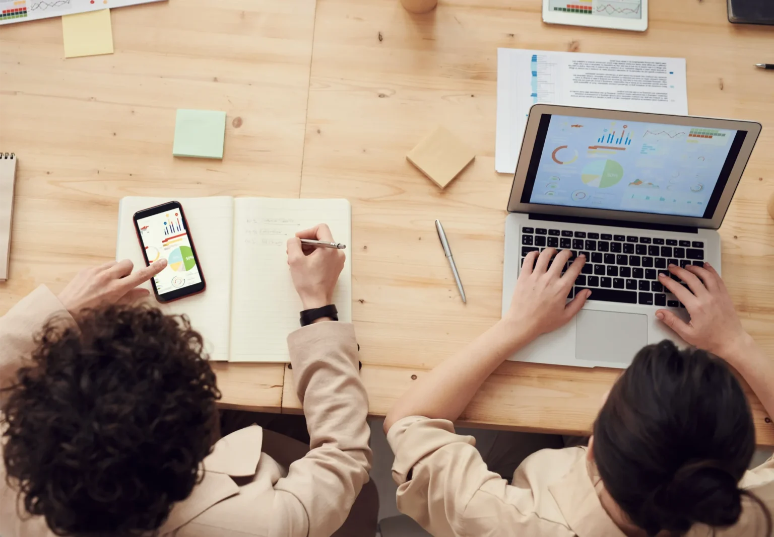 Csapat SEO elemzést végez laptopon és mobilon